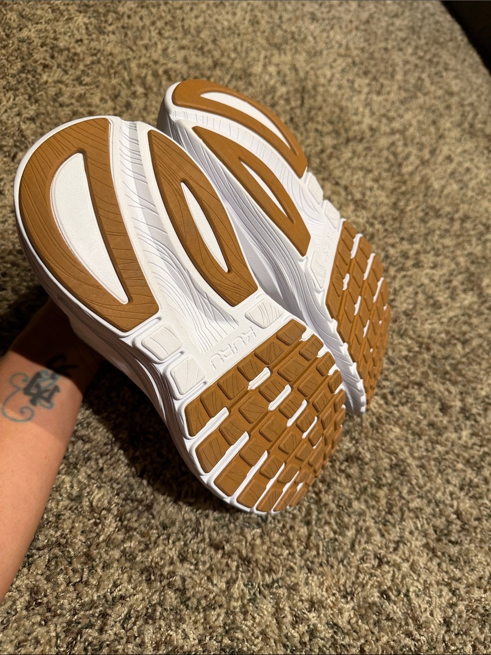 KURU Women’s Triple Max Running Shoe — White with Tan Accent NWOT - Picture 7 of 12